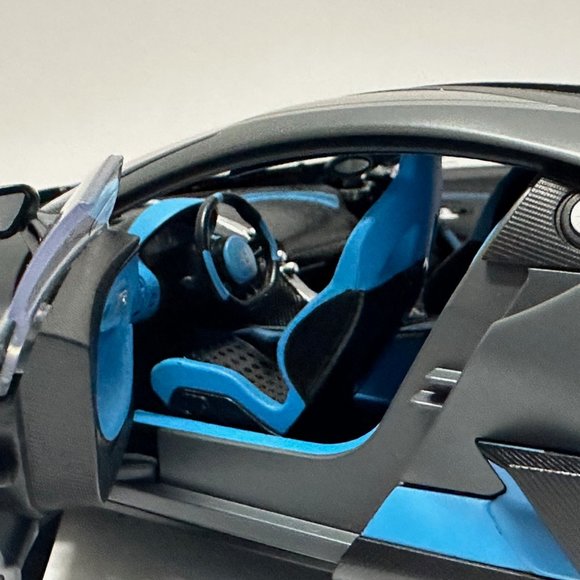 1:18 Bugatti Divo Metal Diecast With LED headlight & Taillight Gray - Picture 5 of 8